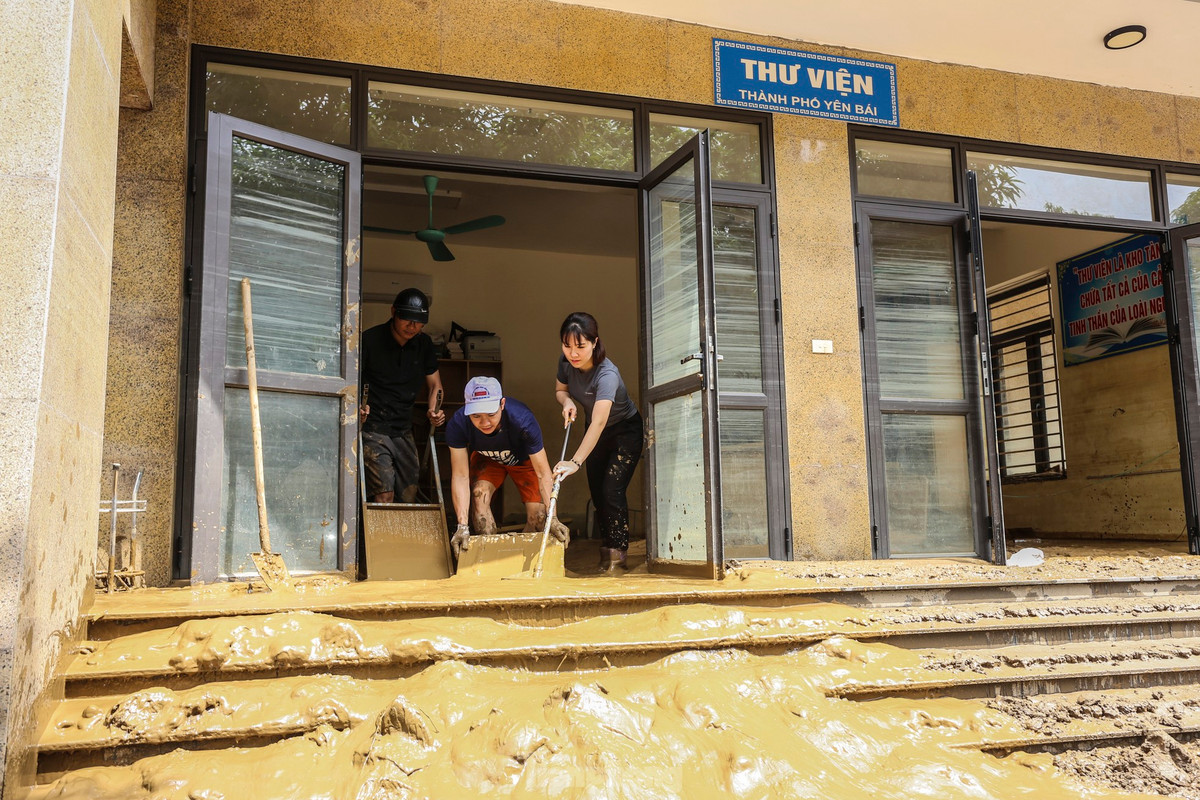 Không những tài sản của người dân, sách vở, đồ dùng học sinh tại nhiều trường trên địa bàn TP Yên Bái cũng bị vùi lấp trong bùn đất khi lũ rút.