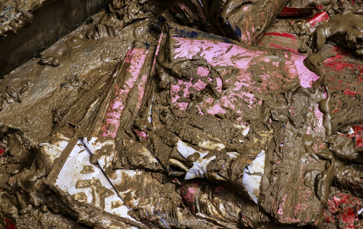 Giáo án, sách vở dưới lớp bùn.