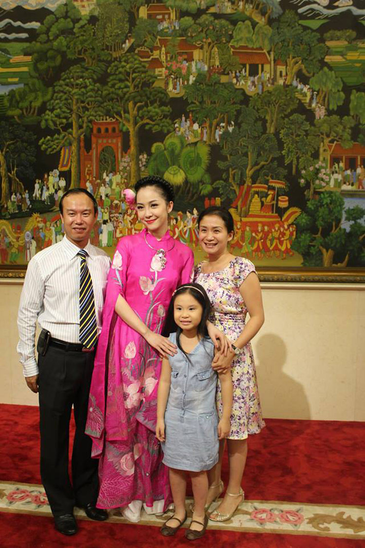 Linh Nga hạnh phúc khoe với bạn bè về những thành công mình đạt được.