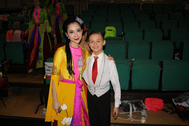 Cô chụp ảnh bên một nghệ sĩ nhỏ. Cô cũng từng ước con gái Lunna sẽ theo nghiệp của mình.