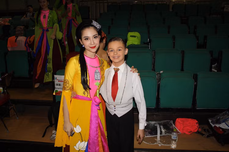 Cô chụp ảnh bên một nghệ sĩ nhỏ. Cô cũng từng ước con gái Lunna sẽ theo nghiệp của mình.