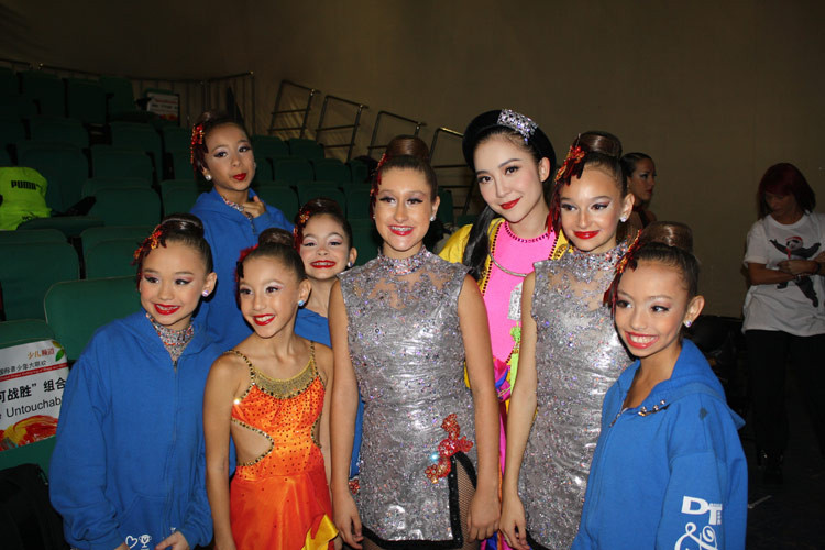 Được trở về nơi “bắt đầu”, Linh Nga không giấu nổi niềm vui được gặp lại nhiều bạn bè cùng học và vinh dự chia sẻ với họ rằng mình vẫn múa. Cô cho biết, bạn bè từ khắp các nơi, từng học chung đã tặng cho cô tập giấy, chiếc bút và cả những món quà nhỏ cho con gái của mình. Cô rất vui và hạnh phúc.