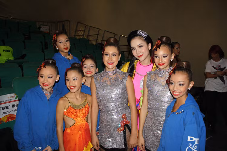 Được trở về nơi “bắt đầu”, Linh Nga không giấu nổi niềm vui được gặp lại nhiều bạn bè cùng học và vinh dự chia sẻ với họ rằng mình vẫn múa. Cô cho biết, bạn bè từ khắp các nơi, từng học chung đã tặng cho cô tập giấy, chiếc bút và cả những món quà nhỏ cho con gái của mình. Cô rất vui và hạnh phúc.