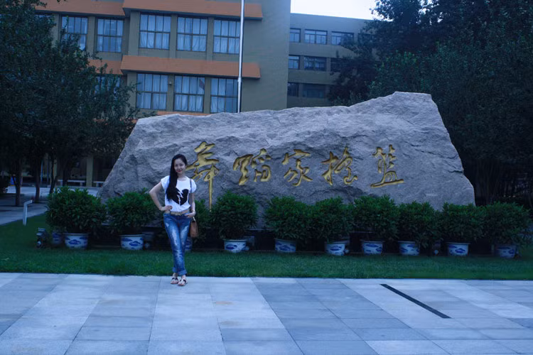 Chính ở nơi đây, Linh Nga đã được học nghề một cách nghiêm túc nhất. Trong dịp trở lại này, Linh Nga chia sẻ, điều cô vui sướng nhất là đã được khắc tên mình ở Học viện múa Bắc Kinh, cái nôi đầu tiên của nghệ thuật múa.