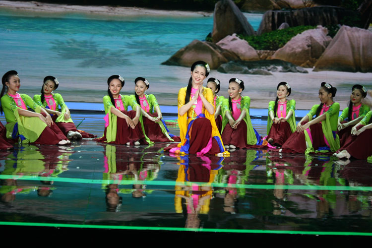 Linh Nga mang đến Bắc Kinh các tiết mục đã thành công ở Việt Nam như Giấc mơ trưa, Một thoáng Việt Nam với hình ảnh một Việt Nam đầy màu sắc.