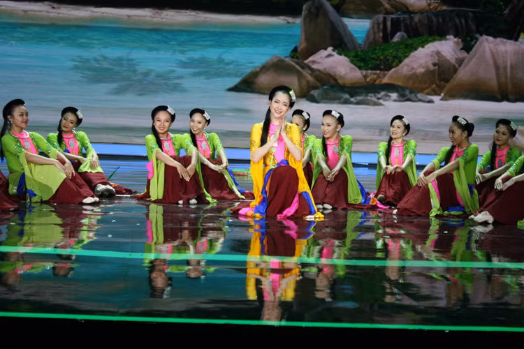 Linh Nga mang đến Bắc Kinh các tiết mục đã thành công ở Việt Nam như Giấc mơ trưa, Một thoáng Việt Nam với hình ảnh một Việt Nam đầy màu sắc.