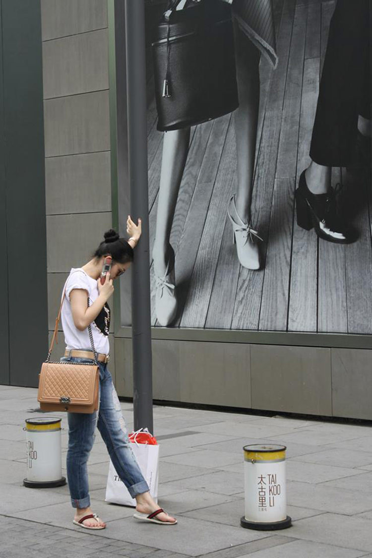 Linh Nga thảnh thơi đi dạo lại trên những con đường quen cô từng đi trước đây. Cô là một trong số không nhiều nghệ sĩ múa “sống được bằng nghề múa”. Sau khi trở về từ Bắc Kinh, Linh Nga đã ghi dấu ấn với người yêu múa bằng “Vũ”. Sau đó liên tiếp là Sen và Sắc Sen, những show múa chuyên nghiệp và có chất lượng nghệ thuật cao.