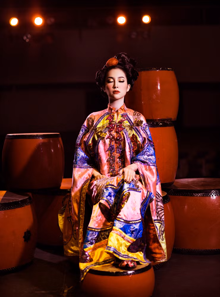 Luôn tâm niệm, thời gian làm nghề của một nghệ sĩ múa ngắn hơn bất cứ nghề nào khác, Linh Nga dường như đang tận dụng mọi thời gian có thể cho Múa và may mắn được ông xã ủng hộ