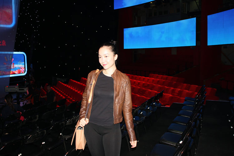 Linh Nga trong nhà hát của học viện, nơi cô từng luyện tập trước đây.