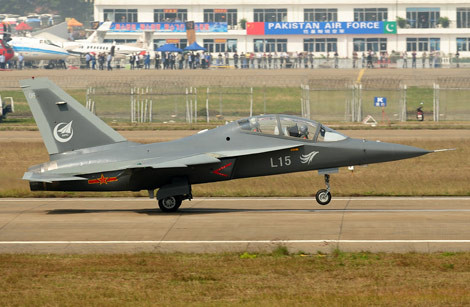 Máy bay huấn luyện chiến đấu tiên tiến L-15 có kiểu dáng khá giống với Yak-130 của Nga.