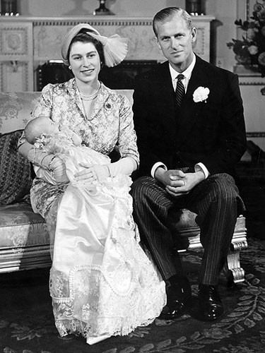 2 tháng sau khi chào đời vào ngày 15/8/1950, Công chúa Anna, con gái của Nữ hoàng Elizabeth và Hoàng tử Philip ra mắt công chúng tại Cung điện Buckingham ngày 21/10 trong lễ rửa tội.