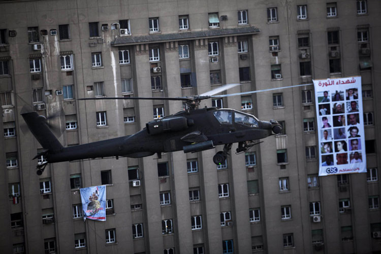 Trực thăng cũng được triển khai, bay sát ngay trên đầu người biểu tình để yểm trợ họ. Thậm chí một số sĩ quan cảnh sát cấp cao cũng trà trộn vào đám đông, tham gia biểu tình.