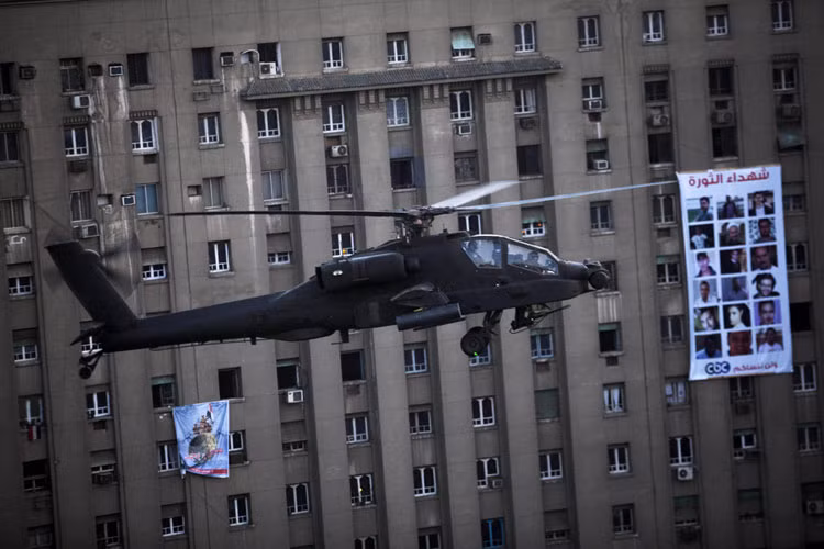 Trực thăng cũng được triển khai, bay sát ngay trên đầu người biểu tình để yểm trợ họ. Thậm chí một số sĩ quan cảnh sát cấp cao cũng trà trộn vào đám đông, tham gia biểu tình.