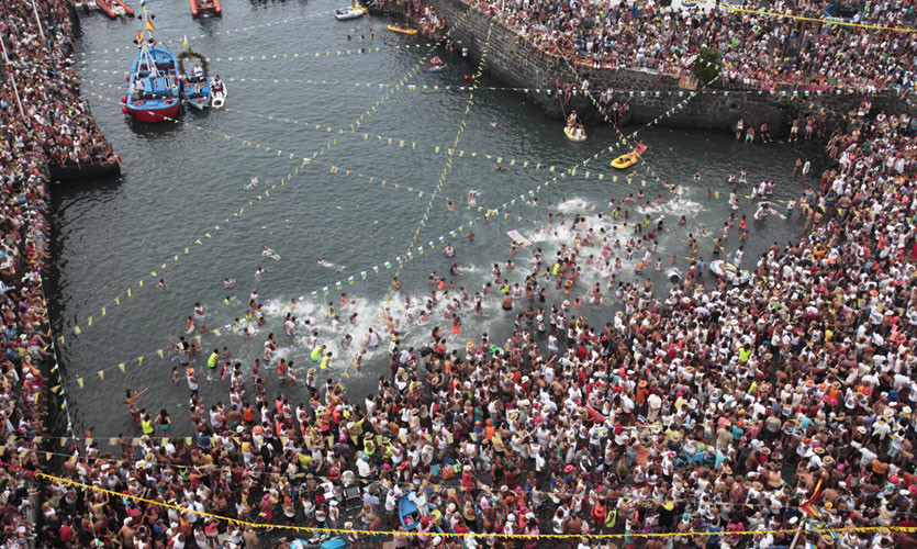 Khoảng 25.000 người tham dự đám rước thuyền tưởng niệm Virgen del Carmen, một vị thánh bảo trợ cho ngư dân tại Puerto de la Cruz trên đảo Tenerife thuộc quần đảo Canary của Tây Ban Nha ngày 16/7.