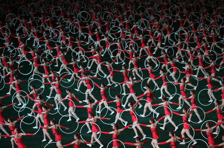 Thiếu niên Triều Tiên biểu diễn thể dục nghệ thuật trong lễ hội Arirang.