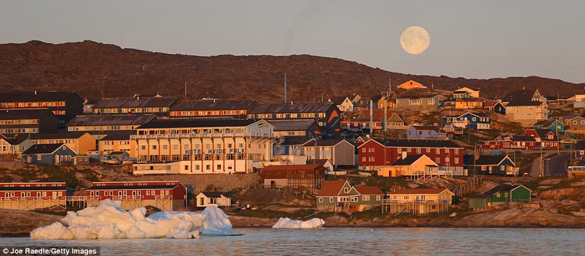 Làng Ilulissat gần những tảng băng trôi bị vỡ khỏi sông băng Jakobshavn.
