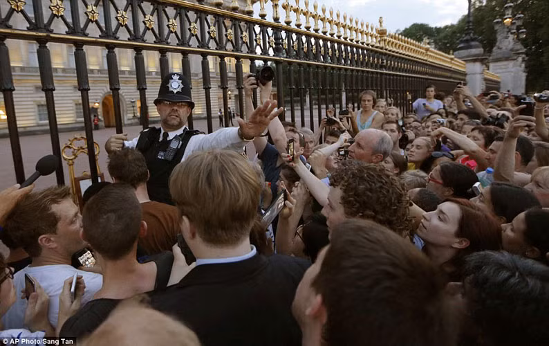 Người dân nước Anh vỡ òa trong hạnh phúc và kết thúc sự chờ đợi dai dẳng kéo dài hơn một tuần. Người người reo hò bên ngoài cung điện Buckingham mừng Hoàng tử chào đời.