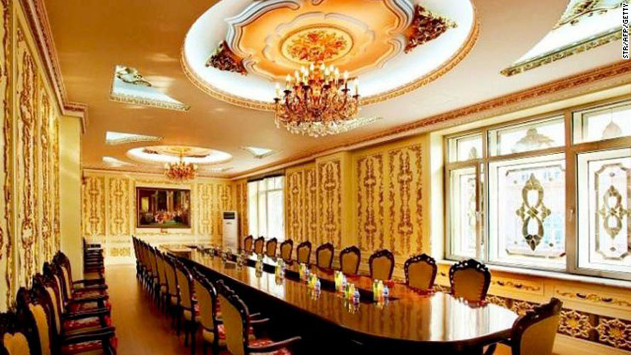 Tòa nhà này được thiết kế bắt chước Cung điện Versailles của Pháp khiến dư luận phẫn nộ.