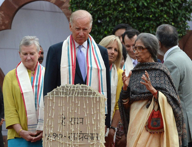 Phó Tổng thống Mỹ Joe Biden, phu nhân Jill Biden, và Đại sứ Mỹ tại Ấn Độ, Nancy J. Powell lắng nghe cháu gái của ông Mahatma Gandhi là bà Tara Gandhi Bhattacharjee nói trong chuyến thăm bảo tàng Gandhi Smiriti dành riêng cho ông Mahatama Gandhi ở New Delhi vào ngày 22/7.