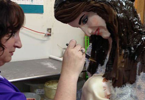 Thợ bánh Nadine Moon đang tạo ra chiếc bánh Công nương Kate bồng con khổng lồ.