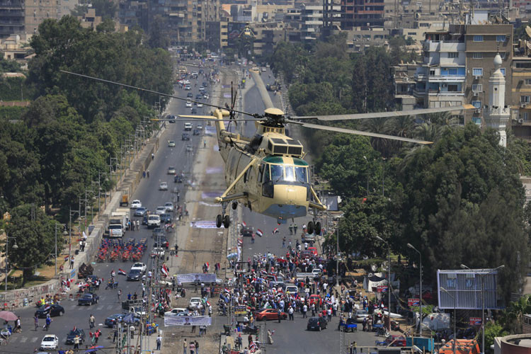 Trong khi đó, theo nhiều nguồn tin, cảnh sát đã bắn hơi cay vào những người biểu tình gần Thánh đường Hồi giáo Qaed Ibrahim để giải tán đám đông.