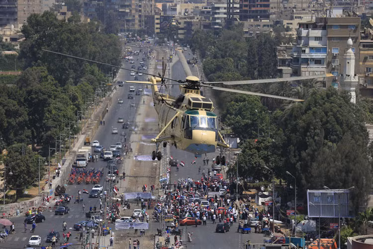 Trong khi đó, theo nhiều nguồn tin, cảnh sát đã bắn hơi cay vào những người biểu tình gần Thánh đường Hồi giáo Qaed Ibrahim để giải tán đám đông.