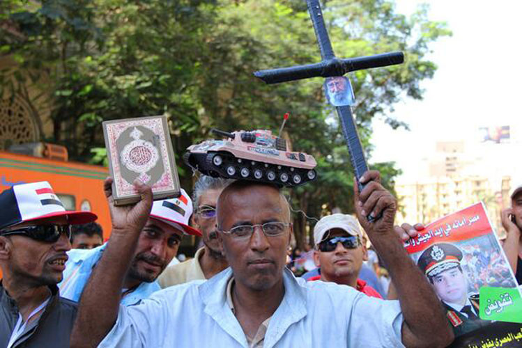 Ngoài ra, các xe bọc thép quân sự được triển khai và bố trí bên ngoài dinh tổng thống Ittihadiya và xung quanh quãng trường Tahrir.