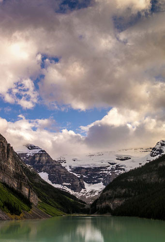 ... hoặc tận hưởng cảm giác lãng mạn với vài vòng chèo thuyền hoặc lượn cano dạo chơi hồ Louise thơ mộng.