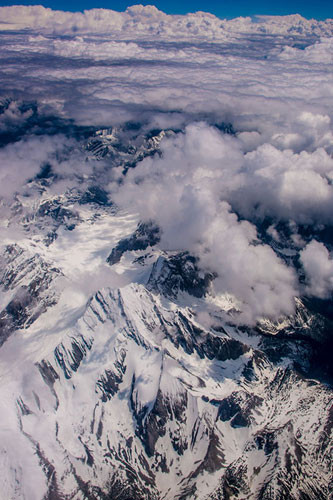 Khung cảnh tuyết phủ rặng núi Rocky, Canada trở nên kỳ vĩ hơn khi được quan sát từ độ cao hơn 9.000 m.