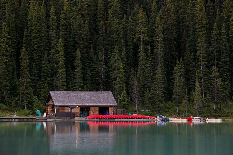 Nhà thuyền Fairmont Chateau hồ Louise ìm lìm, tĩnh lặng.