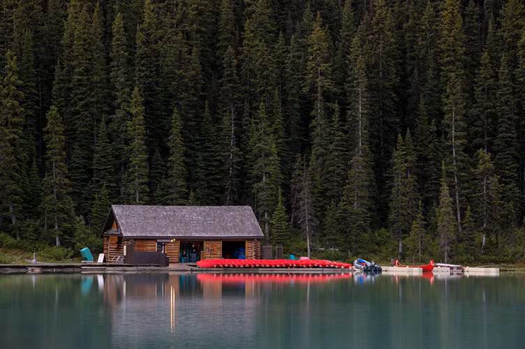 Nhà thuyền Fairmont Chateau hồ Louise ìm lìm, tĩnh lặng.
