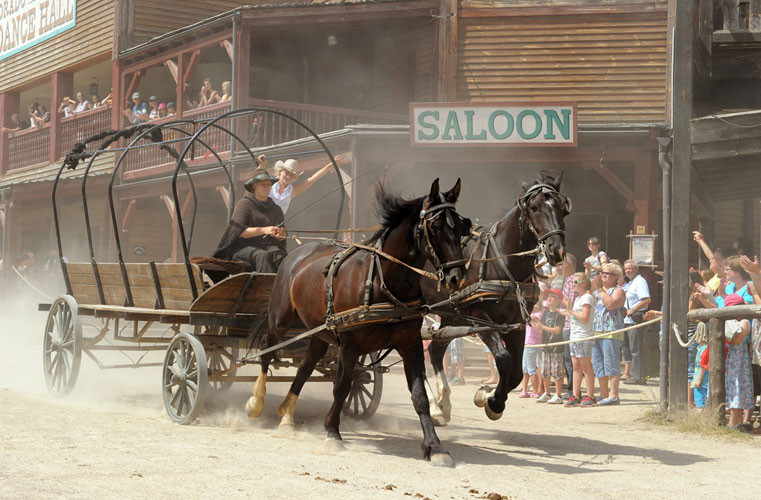Chiếc xe ngựa chay qua con phố chính ở thị trấn miền tây Eldorado thuộc Templin, Đức ngày 19/7. Thị trấn du lịch theo chủ đề miền Tây hoang dã này được thành lập năm 2006 rất hút khách tham quan.