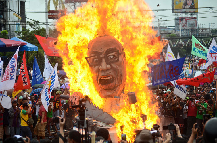 Người biểu tình chống chính phủ đốt một hình nộm của Tổng thống Philippines Benigno Aquino III ngày 22/7 ở thành phố Quezon, Philippines.