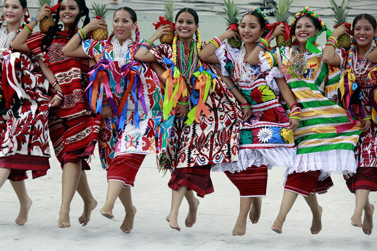 Các vũ công khu vực biểu diễn tại lễ hội Guelaguetza ở Oaxaca, Mexico ngày 22/7.