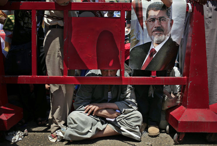 Bên ngoài quảng trường, phe ủng hộ và phản đối Mursi đã đụng độ nhau tại khu phố Shubra. 10 người bị thương trong cuộc biểu tình bạo lực.