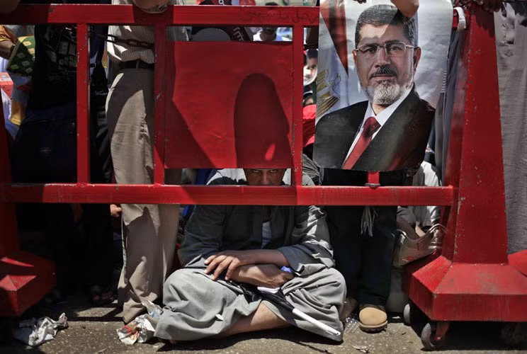 Bên ngoài quảng trường, phe ủng hộ và phản đối Mursi đã đụng độ nhau tại khu phố Shubra. 10 người bị thương trong cuộc biểu tình bạo lực.