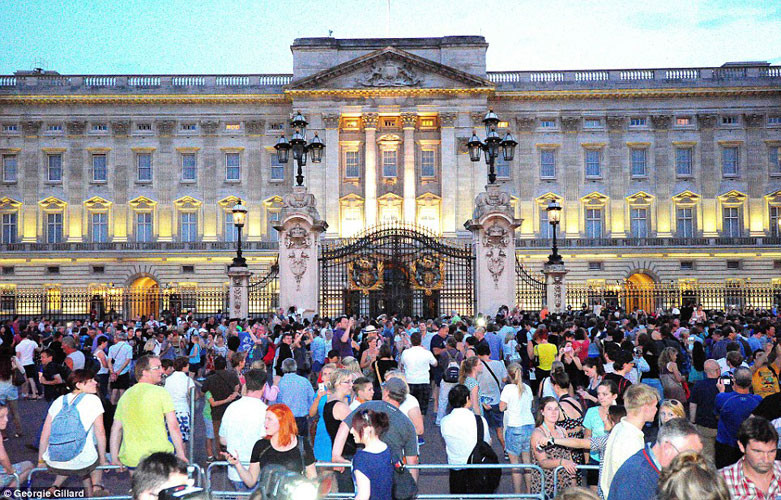 Trước đó, khi Công nước Kate lâm bồn, hàng nghìn người Anh bồn chồn và háo hức đã tụ tập bên ngoài cung điện Buckingham để chờ đợi tin vui.