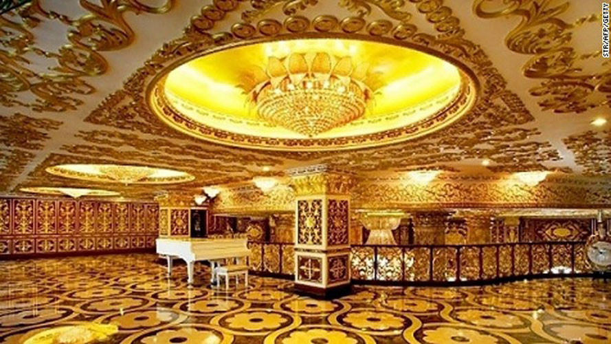 Tòa nhà trụ sở của Tập đoàn Dược phẩm nhà nước Cáp Nhĩ Tân sơn son thếp vàng.