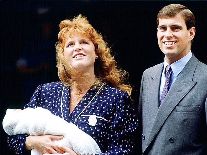 Công chúa Beatrice, 4 ngày tuổi ngủ trong vòng tay bao bọc của mẹ, Sarah Ferguson cùng cha, Hoàng tử Andrew ra mắt công chúng bên ngoài bệnh viện Portland ngày 12/8/1988.