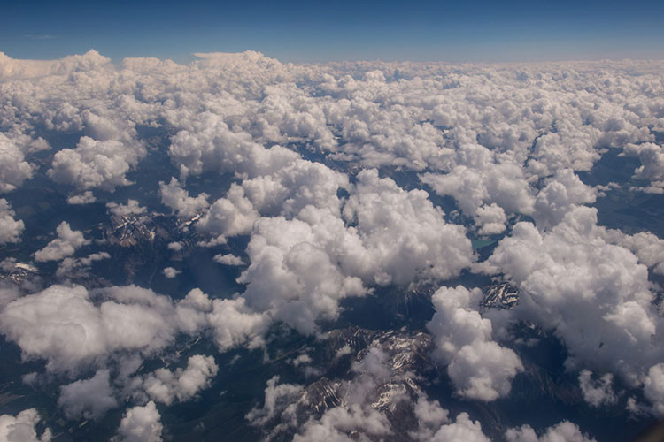 Nơi đây nổi tiếng là một trong những điểm tham quan du lịch tuyệt vời nhất thế giới. Bức ảnh của nhiếp ảnh gia George Rose mô tả cảnh mây che đầu rặng núi đẹp hư ảo.