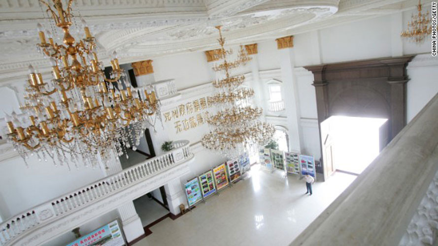 Nội thất bên trong tòa nhà ở tỉnh An Huy lộng lẫy và xa hoa như cung điện khiến nhiều người bất bình. Để nhường đất xây dựng công trình này, chính quyền không ngại phá một trường học và chuyển đổi đất nông nghiệp.