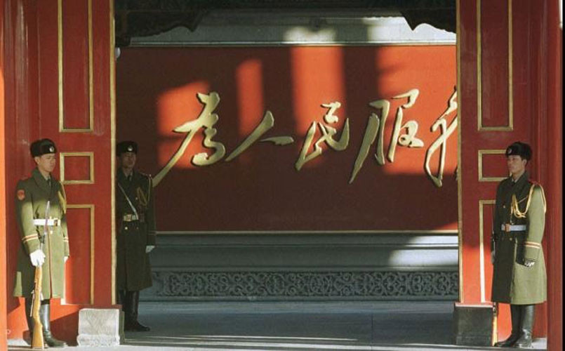 Lính gác Trung Quốc đứng gác nghiêm chỉnh ở cồng chính của Trung Nam Hải.