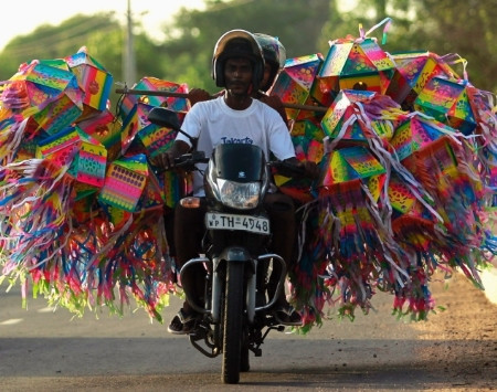 Những chiếc đèn lồng trên một chiếc xe máy tại Colombo, Sri Lanka.