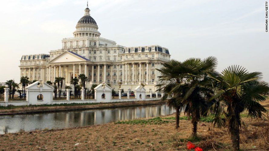 1. Trụ sở chính quyền thành phố Fuyang, tỉnh An Huy, Trung Quốc được xây dựng dựa trên cảm hứng từ Nhà Trắng và trụ sở quốc hội Mỹ với kinh phí 30 triệu nhân dân tệ (3,85 triệu USD).