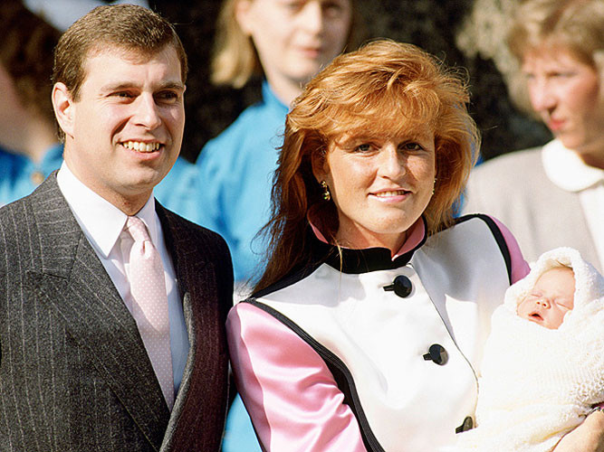 Cũng giống như chị gái lớn, Công chúa Beatrice, Công chúa Eugenie ra mắt công chúng bên ngoài bệnh viện Portland một tuần sau khi sinh ngày 30/3/1990.