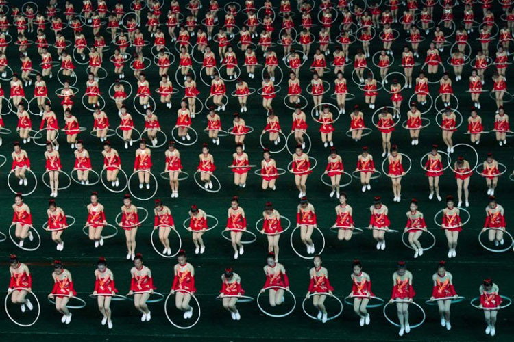 Hàng nghìn vũ công, thanh thiếu niên Triều Tiên tham gia biểu diễn ca hát, nhảy múa và nhào lộn trong lễ hội.