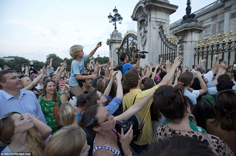 Sự ra đời của Hoàng tử xứ Cambridge đã đảm bảo sự liền mạch của ba thế hệ nối ngôi trị vì Vương quốc Anh, xứ Wales, Scotland và Bắc Ireland.