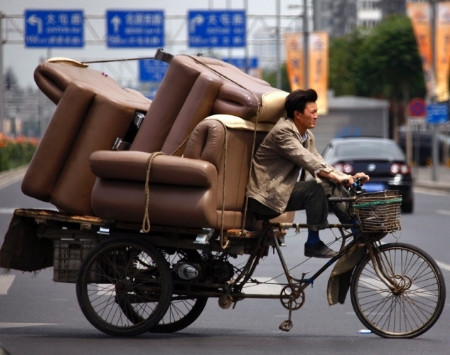 Ghế trên một chiếc xe đạp ở Bắc Kinh, Trung Quốc: Ai có nhu cầu thuê một chiếc xe tải để di chuyển khi bạn có thể chở tất cả đồ nội thất trên chiếc xe ba bánh?