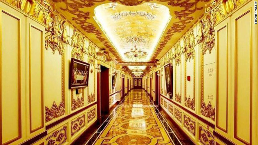 Nội thất sang trọng và xa xỉ trong trụ sở Tập đoàn Dược phẩm nhà nước Cáp Nhĩ Tân ở tỉnh Hắc Long Giang.