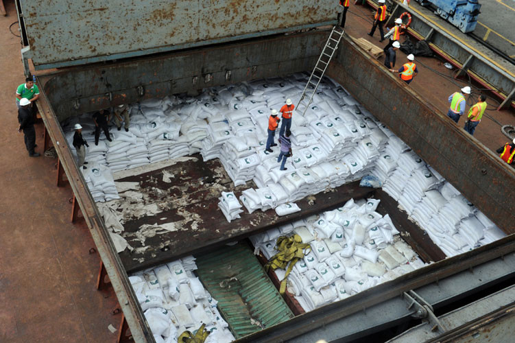 Tàu Triều Tiên Chong Chon Gang tại cảng Manzanillo ở Colón, gần thành phố Panama ngày 16/7 bị bắt vì bị nghi giấu vũ khí (các thành phần tên lửa) trong thùng chứa đường qua kênh đào Panama để vận chuyển tới Cuba.